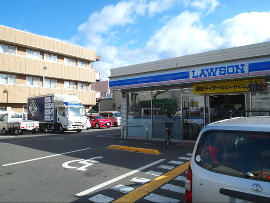 この日の昼食は、コンビニの駐車場で。