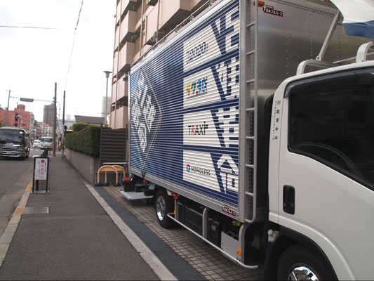 集合住宅の玄関前に停めたトラック