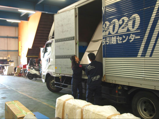引越革命・倉庫内で作業する「ももよ」さん