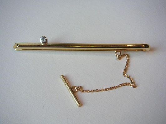 750er Gelbgold Krawattennadel mit Sicherheitskettchen und Brillant Unikat