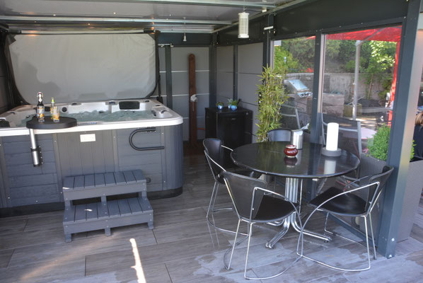 Gedeckter Whirlpool, ganzer Jahr verfügbar