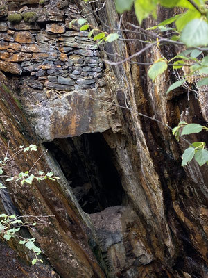 Die Gruben bohren sich tief in den Berg