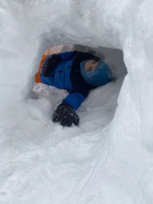 Dort wird ein Iglu gebaut!