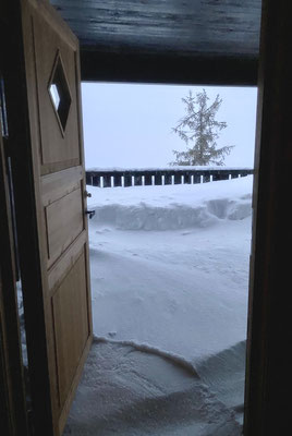 Erst mal mit der Tür den Schnee weg schieben...