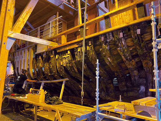 Im Norheimsund Maritim Museum werden Boote gebaut...