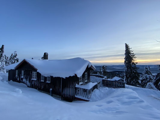 Endlich da: die Hütte in Sjusjøen