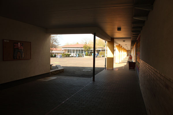 Blick vom Osteingang auf den Schulhof