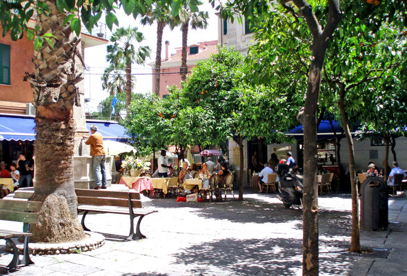 Piazza Bresca, near the harbour, full of restaurants, where enjoying a typical italian meal 