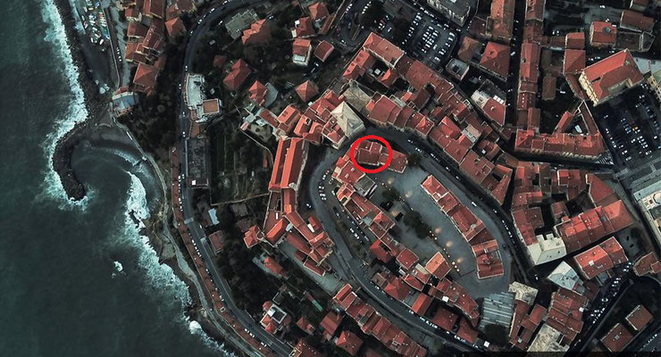 Vista del Parasio dall'alto, il cerchio rosso indica la posizione di Casa Mira Parasio