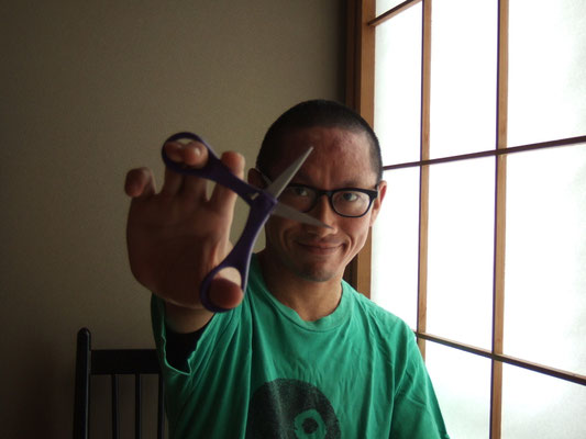 田中良平：切り絵アーティスト　開運！妖怪切り絵似顔師 幼少のころから独学で切り絵の道を発展させる。 そのユニークで匠なシンメトリー（左右対称）切り絵は 海外でも高く評価されている。 田中良平　切り絵・切り紙制作所　http://blog.goo.ne.jp/ryohei_cuts