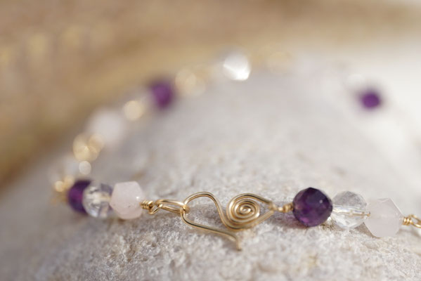 Rosenquarz, Bergkristall und Amethyst auf 14K Goldfilled Draht, 20,5cm    €76