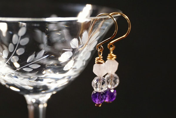 Bergkristall, Rosenquarz und Amethyst, 6mm, facettiert, auf 14K rosé Goldfilled Draht, 4cm lang     €52     Art.Nr.: 25010009