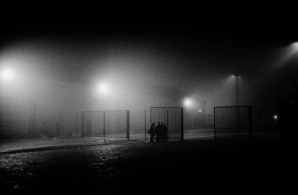 Crossing border illegally - Calais - France © François Struzik - simply human 2011