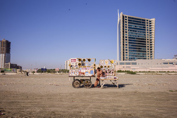 © François Struzik - simply human - Clifton beach, Karachi - Pakistan