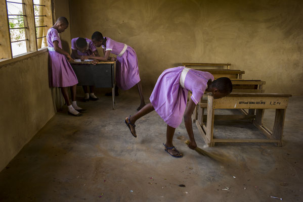 Girls school dropout - Ghana © François Struzik - simply human 2018