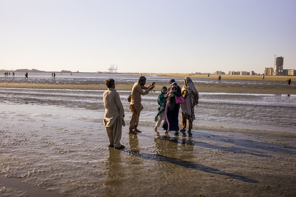 © François Struzik - simply human - Clifton beach, Karachi - Pakistan