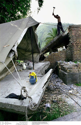 Earthquake in Kashmir - (Pak. Ad.) Kashmir ) Azad Kashmir - Pakistan © François Struzik - simply human 2006