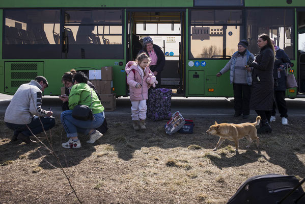 Arriving from Odessa, Ukraine - © François Struzik - simply human 2022