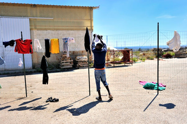 Minor migrants crossing the mediterranean sea: migration to Sicily - Italy © François Struzik - simply human 2014