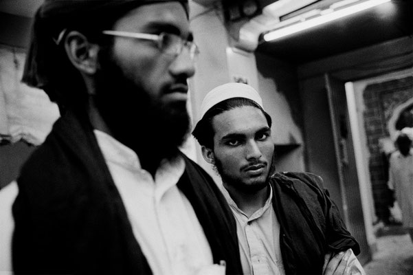 Sorrow in Kashmir - (Pak. Ad.) Kashmir ) Azad Kashmir - Pakistan © François Struzik - simply human 2006