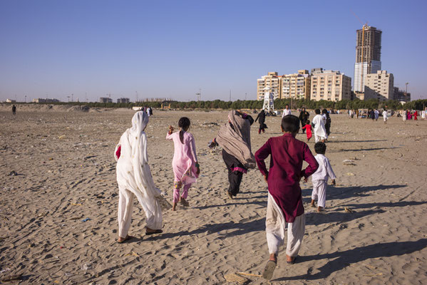 © François Struzik - simply human - Clifton beach, Karachi - Pakistan