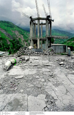 Earthquake in Kashmir - (Pak. Ad.) Kashmir ) Azad Kashmir - Pakistan © François Struzik - simply human 2006