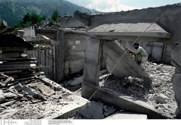 Earthquake in Kashmir - (Pak. Ad.) Kashmir ) Azad Kashmir - Pakistan © François Struzik - simply human 2006