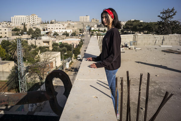 Eman, 15 years old, on the roof of Aida Youth center - The Youngsters of Aida Camp, Bethlehem, Palestine © François Struzik - simply human 2018