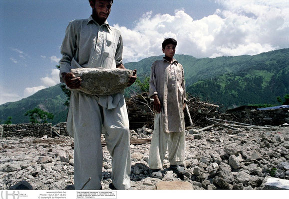 Earthquake in Kashmir - (Pak. Ad.) Kashmir ) Azad Kashmir - Pakistan © François Struzik - simply human 2006