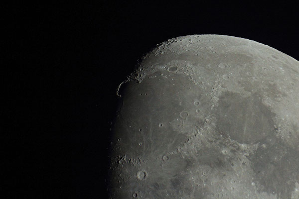 "Der Goldenen Henkel", leuchtender Kamm der Montes Jura (oben links) an der Regenbogenbucht (Sinus iridum).