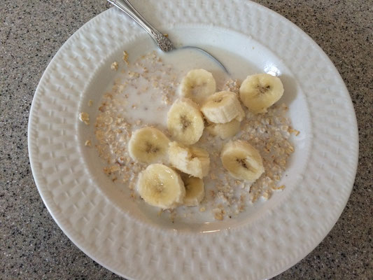 Mein Frühstück: Haferflocken mit Milch und Banane