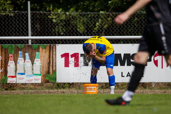 Erfrischung am Spielfeldrand