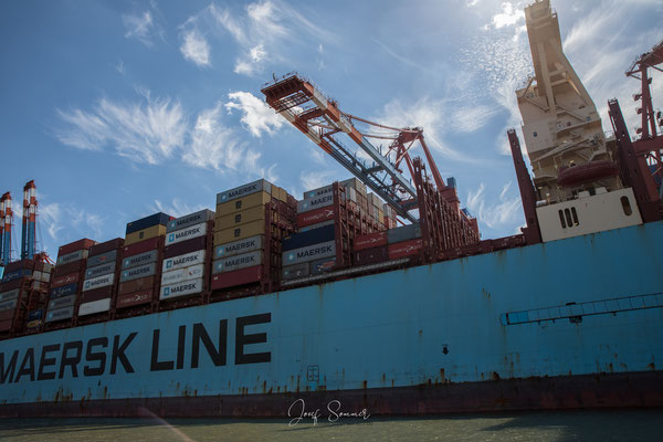 Über 10.000 Container passen auf ein solches Schiff