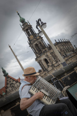 netter alter Mann am Schifferklavier