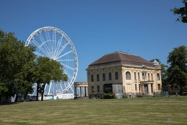 Riesenrad und baufällige Villa Baltic