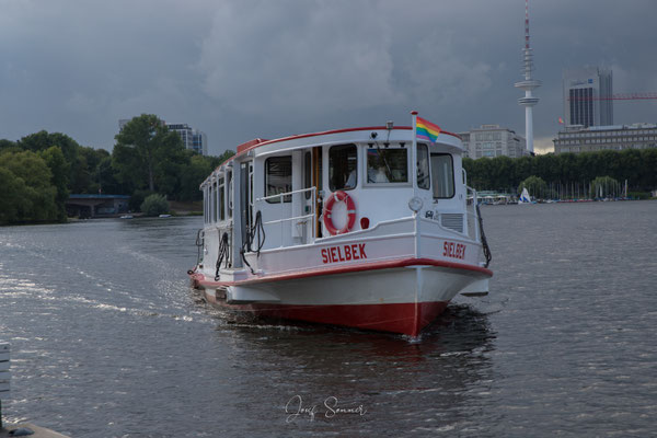 Fähre auf der Außenalster