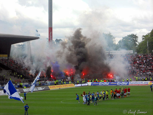 Gästefans fackeln