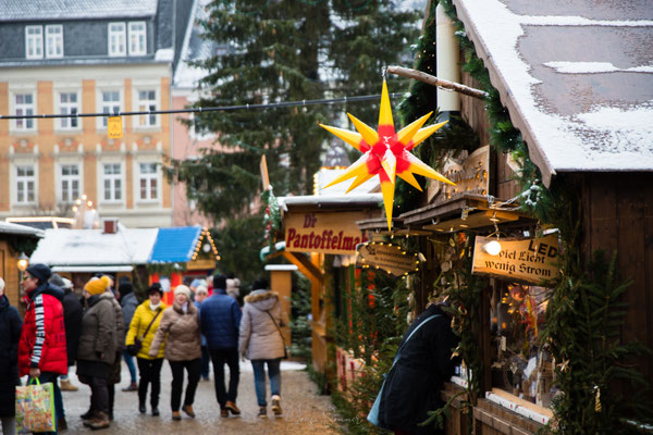 erzgebirgische Weihnachtsmarktatmosphäre