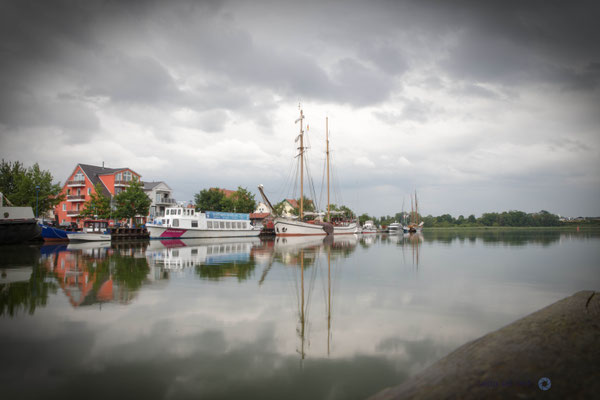 eingerahmt in dunkle Wolken