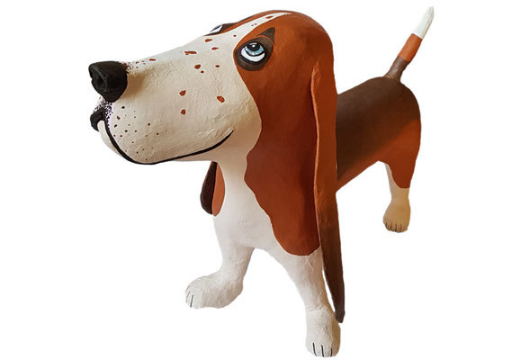 Basset-Hound, in Weiß und verschiedenen Brauntönen gestaltet. Ansicht: leicht seitlich nach hinten. 
