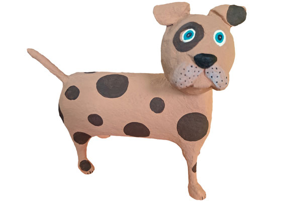 kleiner brauner Hund im Stil der naiven Kunst gestaltet. Der Kopf der Figur blickt zur Seite.