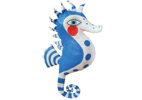 Handgefertigtes Seepferdchen aus Pappmaché in Blau und Weiß mit großen blauen Punkten am Körper, roter Wangen und Auge mit Wimpern – Seitenansicht, leicht nach rechts geneigt.