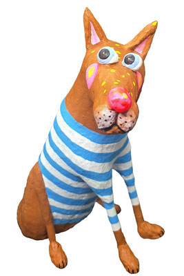 Hund sitzend mit blau-weißem Shirt