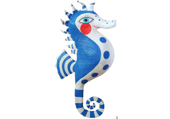 Handgefertigtes Seepferdchen aus Pappmaché in Blau und Weiß mit großen blauen Punkten am Körper, roter Wange und detailreichem Auge mit Wimpern – Seitenansicht