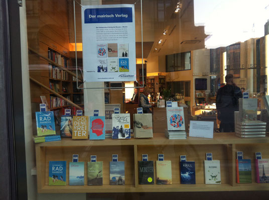 Buchhandlung Boysen + Mauke mit einem eigenen Schaufenster mit mairisch-Titeln, 2014