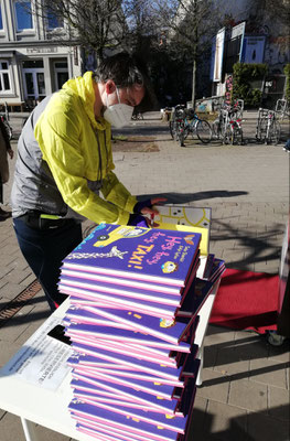 Saša signiert "Taxis" bei der Buchhandlung Cohen & Dobernigg in Hamburg