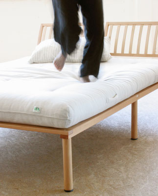 Black Bird Bett mit Top 77 Futonmatratze 