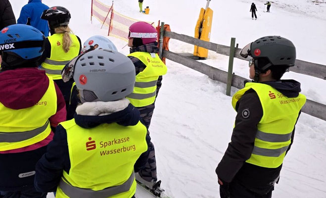 TSV-Kids: Top ausgerüstet mit Warnwesten von der Sparkasse Wasserburg