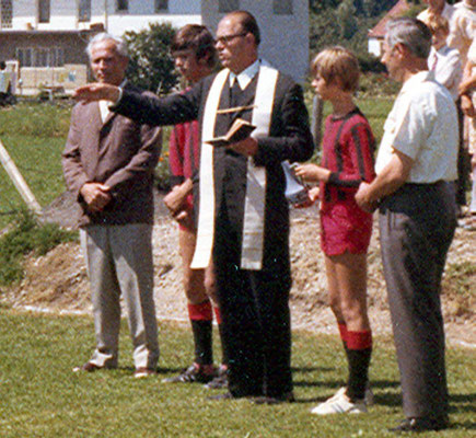 1971 , die Einweihung des Fußballplatzes an der Seestraße. v.l.: Hans Leitmannstetter, Pfarrer Alois Greißl und Bgm. Hans Zoßeder