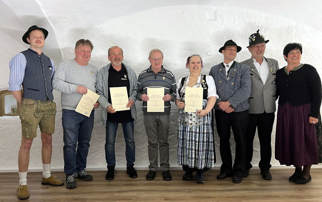 Langjährige Mitgliedschaften im Verein von links nach rechts: Thaddäus Schmidt, Michael Steinweber, Hubert Redenböck, Alfred Dullinger, Claudia Proksch, Robert Staffen, Ludwig Bürger, Gisela Redenböck